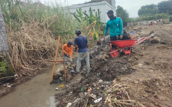 Kontraktor Somasi Kades Kemangsen Sidoarjo Terkait Pembangunan Saluran Air 
